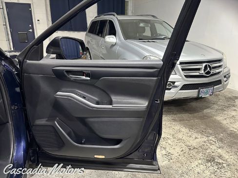 Used 2020 Toyota Highlander XLE AWD/4WD image 25