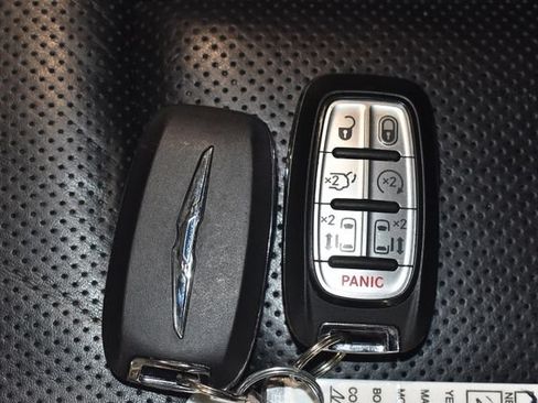 Used 2022 Chrysler Pacifica Limited AWD/4WD image 39