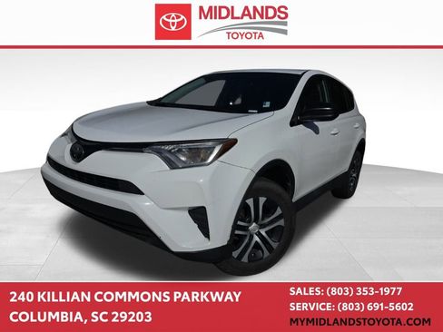Used 2018 Toyota RAV4 LE image 1