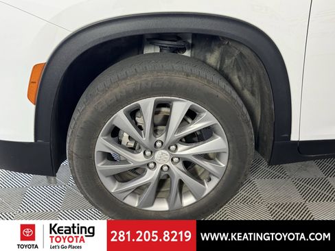 Used 2025 Buick Enclave Preferred AWD/4WD image 30