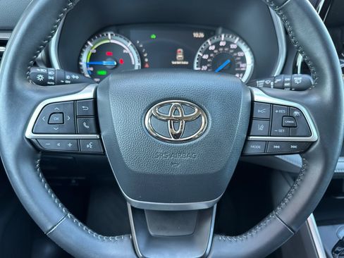 Used 2022 Toyota Highlander XLE AWD/4WD image 11