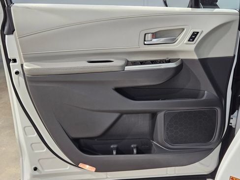 Certified 2024 Toyota Sienna Limited FWD image 20
