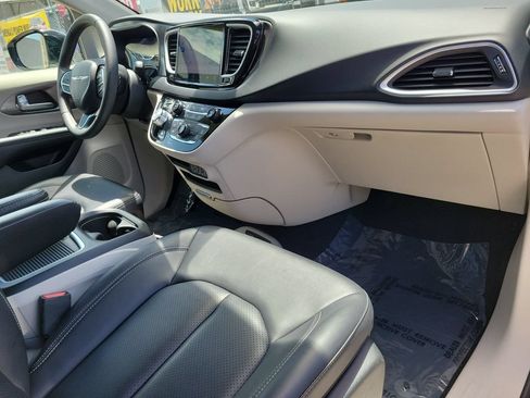 Used 2024 Chrysler Pacifica Touring-L FWD image 10