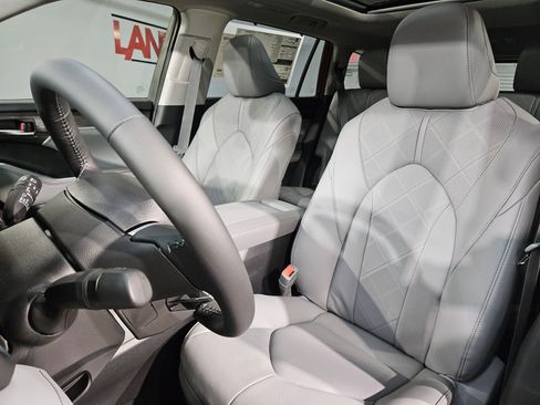 New 2026 Toyota Highlander Platinum AWD/4WD image 12