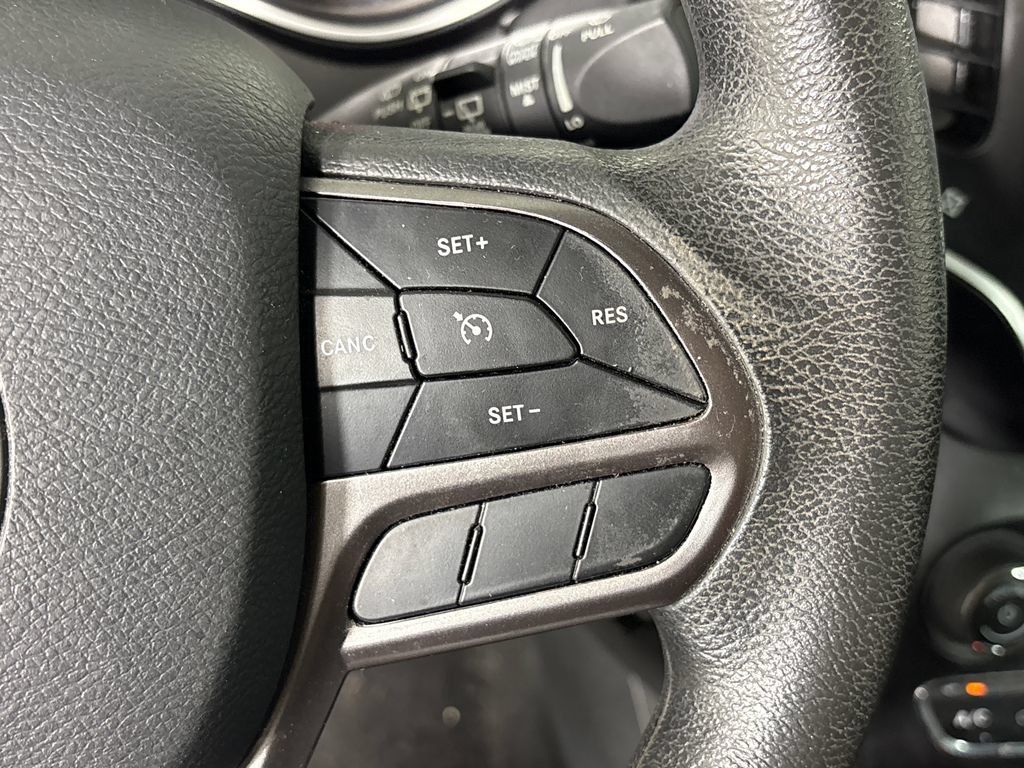 Used 2021 Jeep Cherokee Latitude FWD image 18