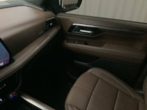 Used 2025 Chevrolet Suburban High Country AWD/4WD image 24