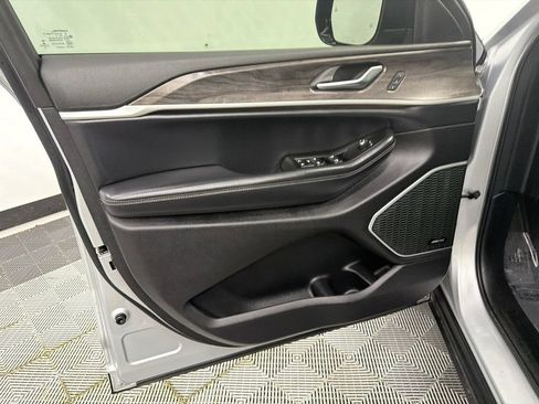 Used 2021 Jeep Grand Cherokee L Limited RWD image 11