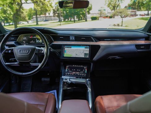 Used 2022 Audi e-tron Premium Plus AWD/4WD image 17