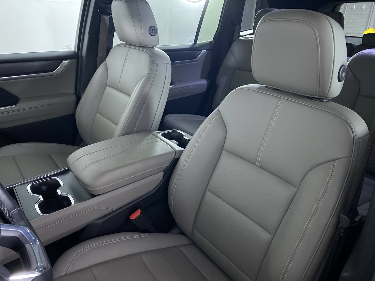 Certified 2026 GMC Acadia Elevation w/ Elevation Premium Package FWD image 11
