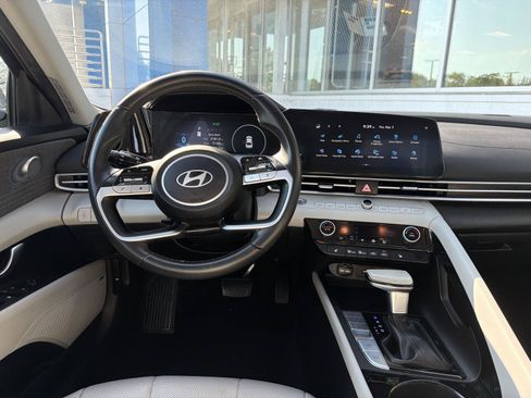 Used 2025 Hyundai Elantra Limited FWD image 16
