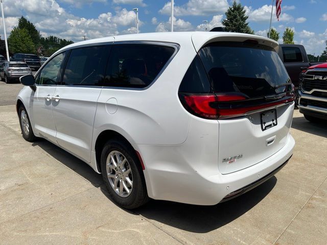 Certified 2023 Chrysler Pacifica Touring-L FWD image 4