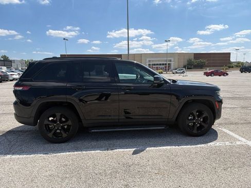 Used 2023 Jeep Grand Cherokee Limited w/ Black Appearance Package AWD/4WD image 6