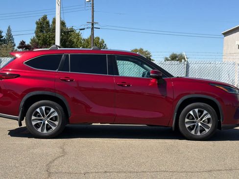 Used 2021 Toyota Highlander XLE AWD/4WD image 6
