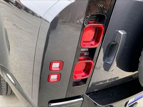 Used 2025 Land Rover Defender 130 X-Dynamic SE image 23