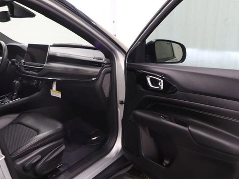 Used 2024 Jeep Compass Latitude w/ Convenience Group AWD/4WD image 16