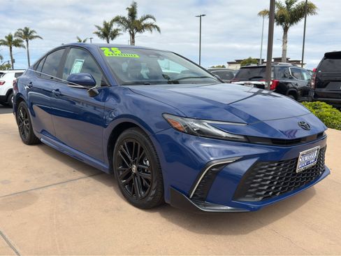 Used 2025 Toyota Camry SE FWD image 3