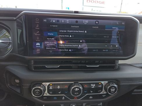 Used 2025 Jeep Wrangler Unlimited Sahara image 15