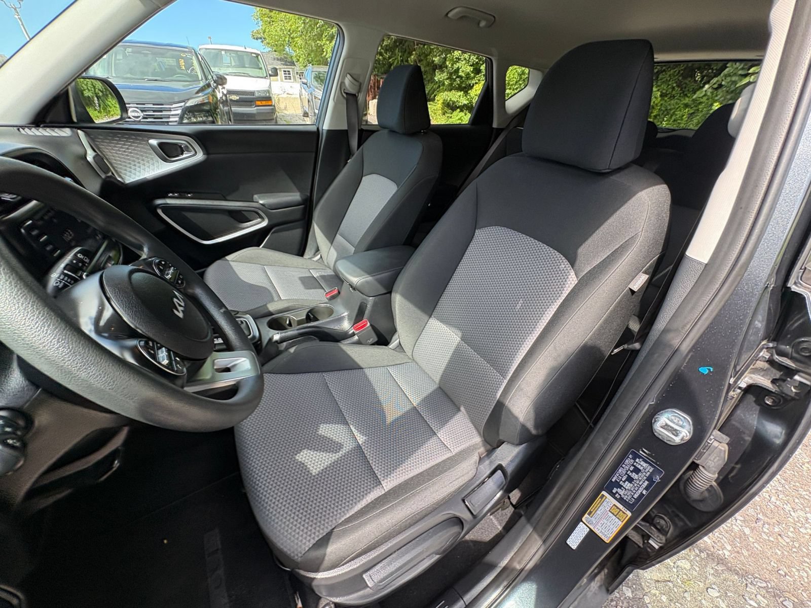 Used 2025 Kia Soul LX w/ LX Technology Package FWD image 31