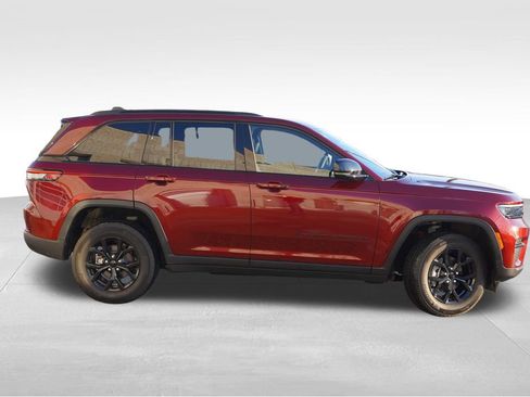 Certified 2025 Jeep Grand Cherokee Altitude image 3