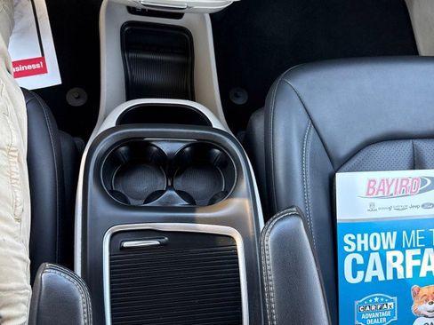 Used 2024 Chrysler Pacifica Touring-L image 19