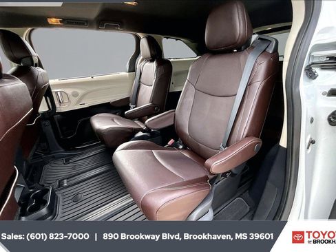 Used 2024 Toyota Sienna Platinum AWD/4WD image 21