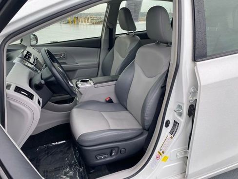 Used 2015 Toyota Prius V Five image 18