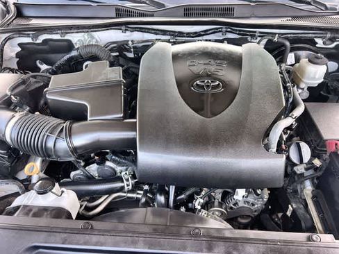 Used 2021 Toyota Tacoma SR5 w/ Trail Edition image 10