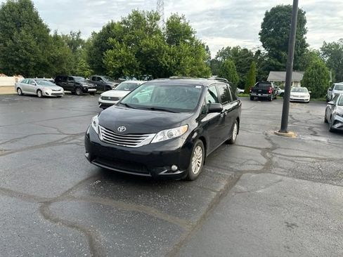 Used 2017 Toyota Sienna XLE w/ XLE Navigation Package FWD image 3