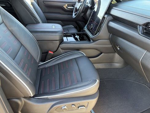 Certified 2025 GMC Yukon AT4 Ultimate AWD/4WD image 12