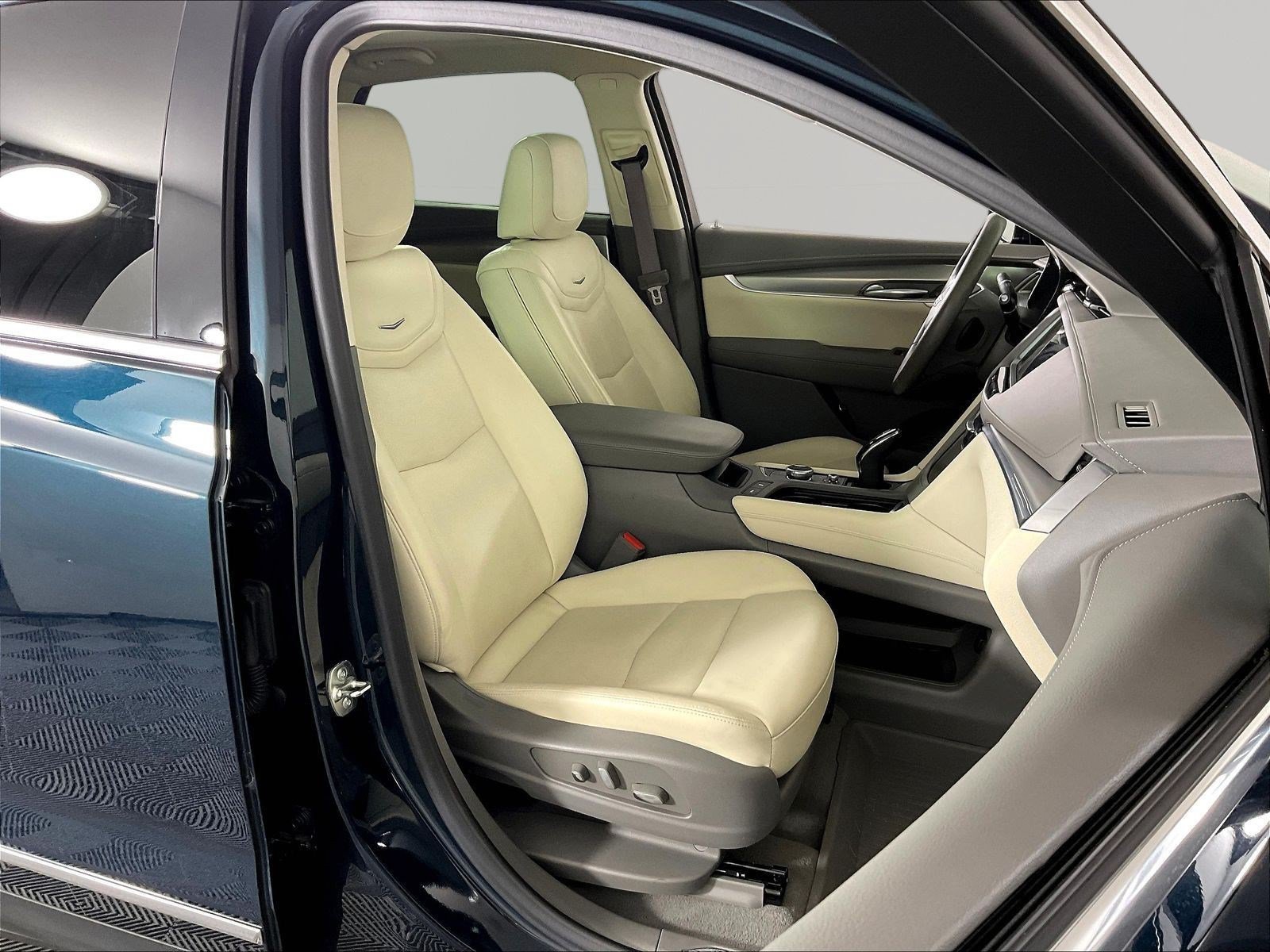 Used 2024 Cadillac XT5 Premium Luxury w/ LPO, Floor Liner Package AWD/4WD image 29