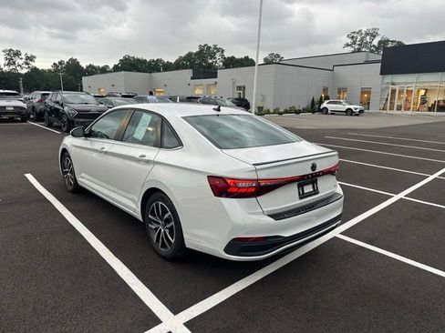 Used 2025 Volkswagen Jetta SE FWD image 4