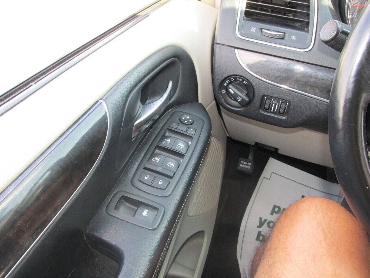 Used 2015 Chrysler Town & Country Touring w/ Driver Convenience Group FWD image 53