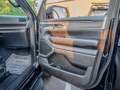Used 2024 Jeep Wagoneer L Series II w/ Flexible Seating Group AWD/4WD image 26