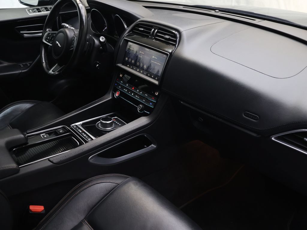Used 2020 Jaguar F-PACE Prestige AWD/4WD image 10