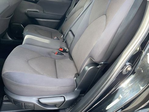 Used 2023 Toyota Highlander LE image 8