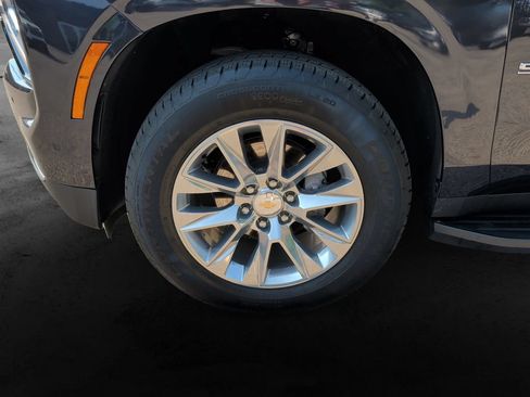 Used 2025 Chevrolet Suburban Premier AWD/4WD image 9