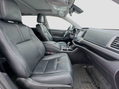 Used 2018 Toyota Highlander SE FWD image 21