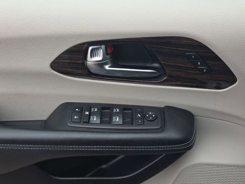 Used 2023 Chrysler Pacifica Limited image 29