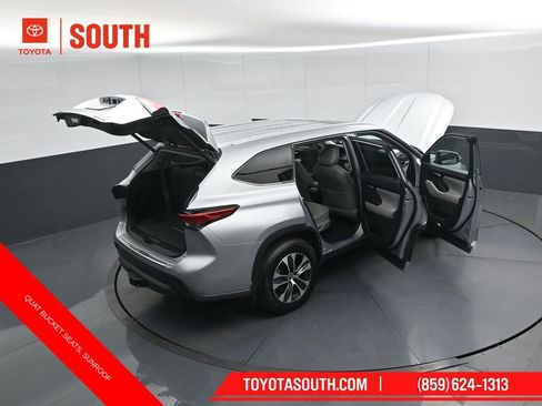Used 2022 Toyota Highlander XLE AWD/4WD image 56
