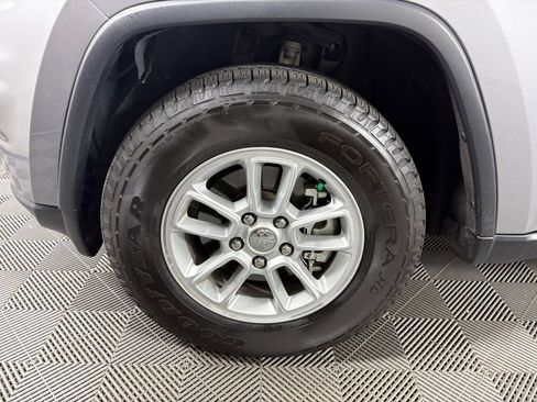 Used 2019 Jeep Grand Cherokee Laredo AWD/4WD image 11