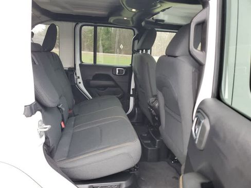 Used 2025 Jeep Wrangler Sahara image 23