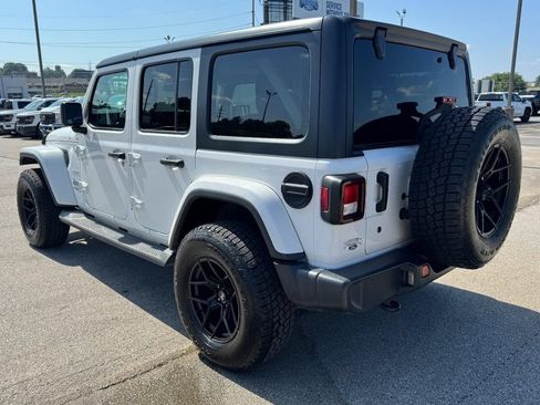 Used 2019 Jeep Wrangler Unlimited Sahara AWD/4WD image 5