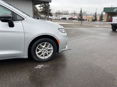 Used 2024 Chrysler Pacifica Touring-L image 16