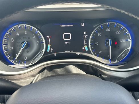 Used 2024 Chrysler Pacifica Touring-L FWD image 30