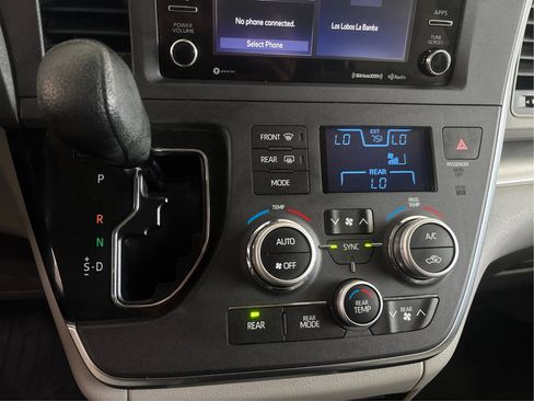 Used 2018 Toyota Sienna LE FWD image 35