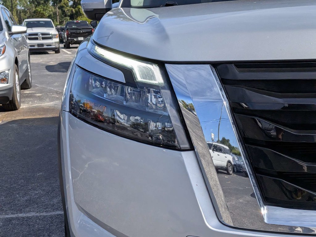 Used 2025 Nissan Pathfinder SV FWD image 8