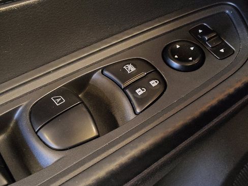 Used 2025 Nissan Versa SV image 27