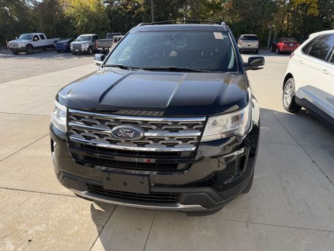 Used 2018 Ford Explorer XLT w/ Equipment Group 201A image 3