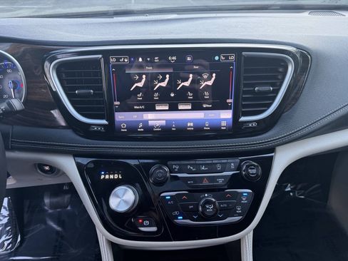 Used 2022 Chrysler Pacifica Limited FWD image 18