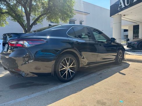 Used 2024 Toyota Camry SE w/ Convenience Package image 4